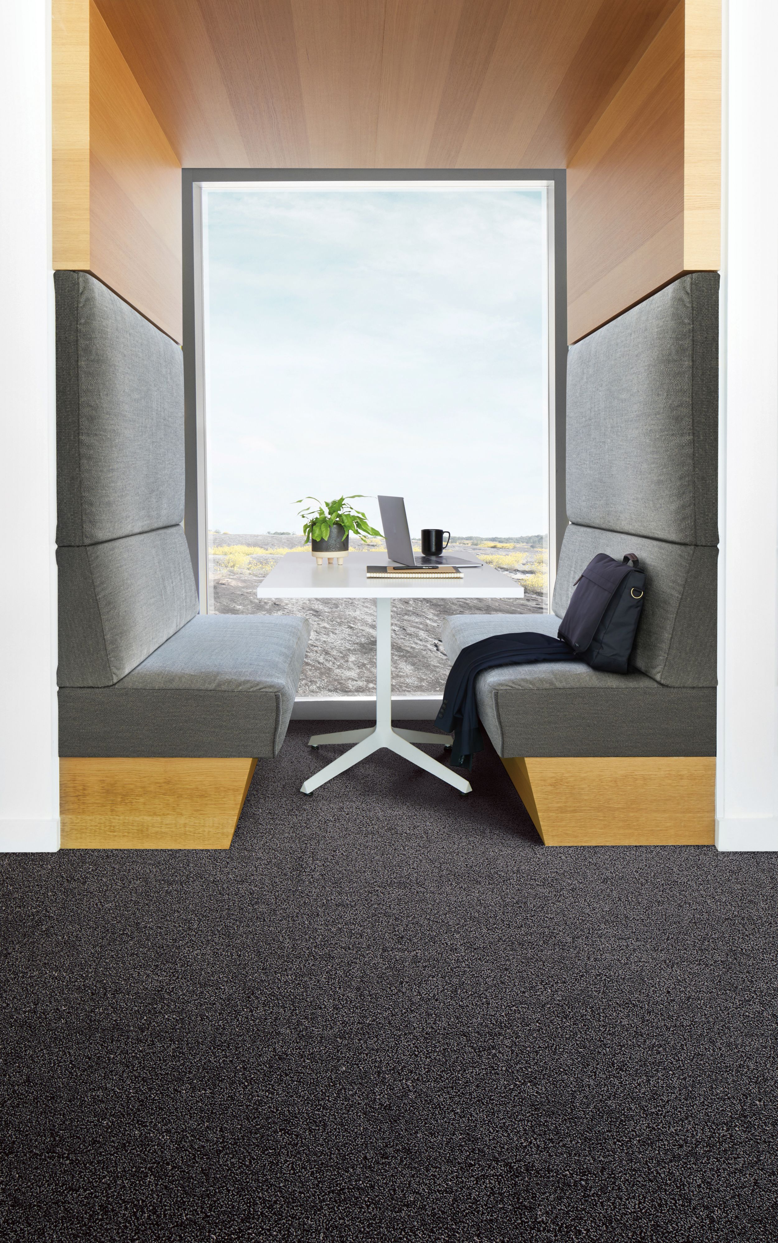 Interface Rockland Road plank carpet tile in booth numéro d’image 1